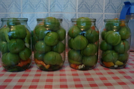 Фото к рецепту: Маринованные зеленные помидоры с начинкой