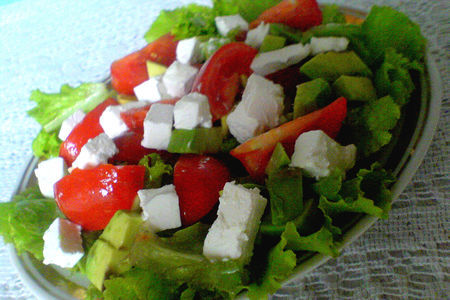 Фото к рецепту: Салат с авокадо, помидорами и фетой