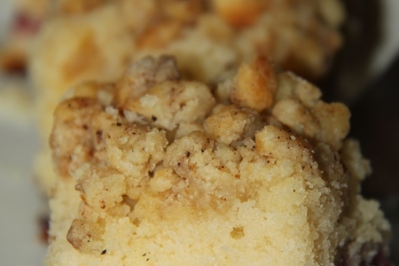 Фото к рецепту: Кексовый пирог с коричным штрейзелем.