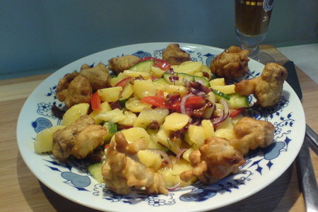 Фото к рецепту: Картофельный салат с охотничьими сосисками в кляре или ужин немецкого бюргера