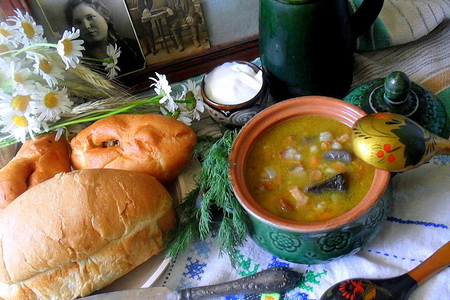 Фото к рецепту: Грибной суп с перловкой и шкварками "мишин суп"