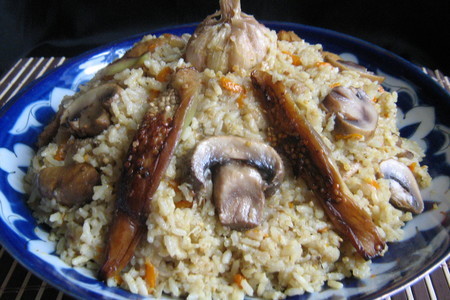 Фото к рецепту: Рис с баклажанами и шампиньонами "по-пловски".