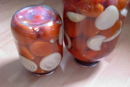 Фото к рецепту: Консервированные помидорчики, да с маринованным лучком