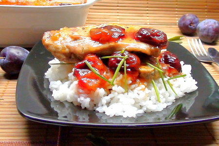 Фото к рецепту: Свинина с карамельными сливами и кисло-сладким соусом. "борьба с урожаем" в китайском стиле!