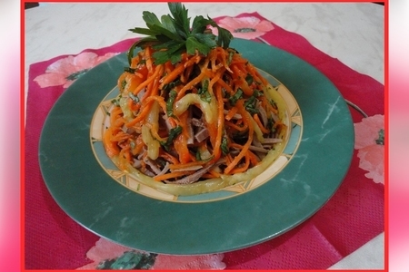 Фото к рецепту: Салат из свиного языка, корейской моркови и запеченого болгарского перца