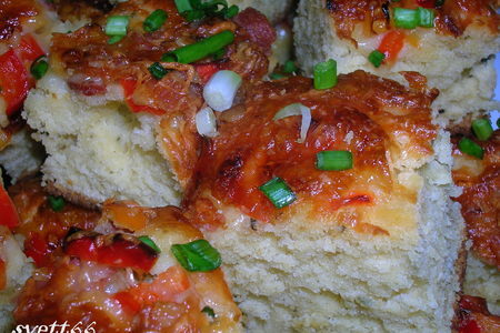 Фото к рецепту: "кубики" закусочные с сыром,  беконом и болгарским перцем