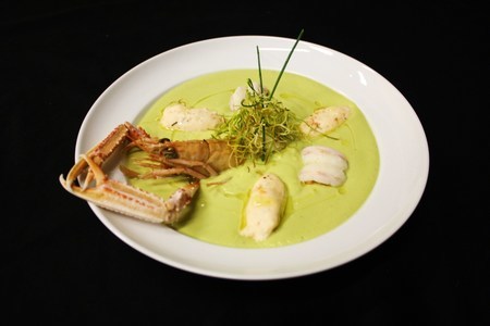Фото к рецепту: Суп–крем из брокколи с лангустинами, кнелеми из креветок с прованскими травами