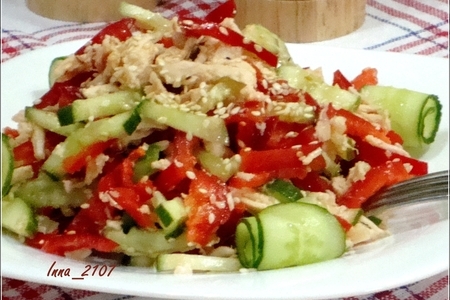 Фото к рецепту: Салат из куриной грудки с огурцами