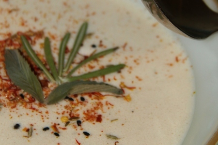 Фото к рецепту: Пряный холодный суп с мятой из серии "что съесть,чтобы похудеть"