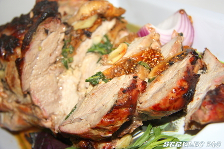 Фото к рецепту: Свинина с ароматными травами и инжиром.