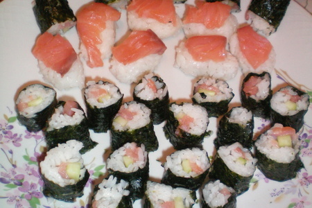 Фото к рецепту: Роллы и суши с форелью и огурцом