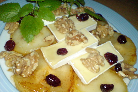 Фото к рецепту: Салат  "быть может"  из груши,грецких орехов и сыра "camembert "