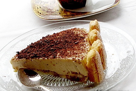 Фото к рецепту: Шарлотка с маскарпоне (десерт в стиле тирамису)