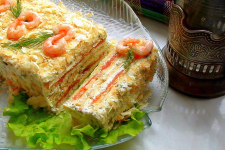 Фото к рецепту: Закусочный торт «наполеон» с подкопченной сёмгой, печенью трески и икрой селёдки.
