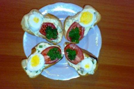 Фото к рецепту: Бутерброды с яйцом и помидором