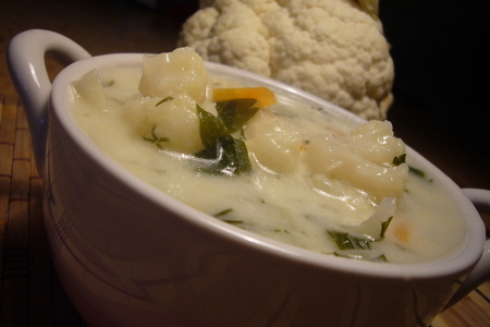 Фото к рецепту: Кремово - молочный суп с цветной капустой.