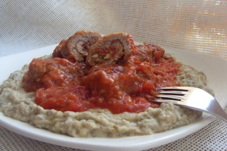 Фото к рецепту: Соус "бегенди"-пюре из баклажанов с мясными рулетиками в томатном соусе.