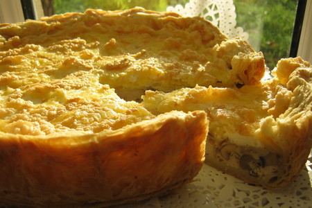 Фото к рецепту: Пирог с курицей,грибами под сырным безе - "загадка".