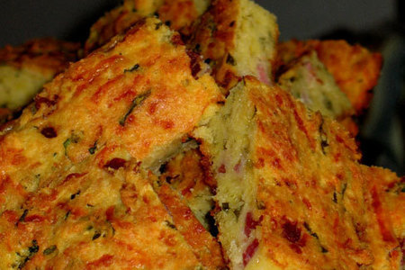 Фото к рецепту: Кукурузный пирог с сыром и сырокопчёной ветчиной