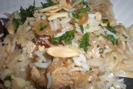 Фото к рецепту: Курочка с рисом  с шафрановым молоком и кориандром