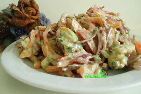 Фото к рецепту: Салат из паприки хрустящий с заправкой «1000 островов».