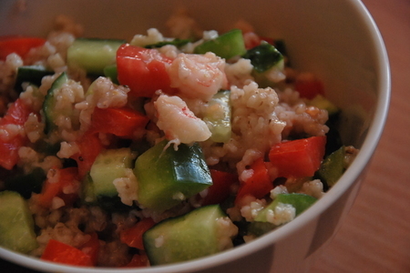 Фото к рецепту: Салат из ячки с креветками и овощами