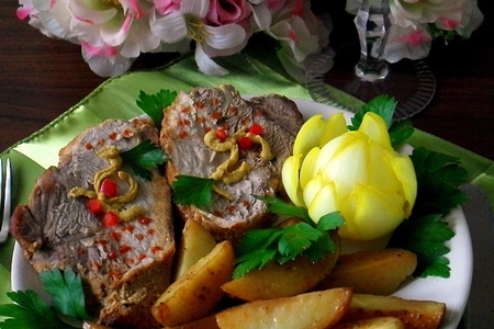 Фото к рецепту: Запеченная свинина с ароматным картофелем