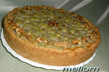 Фото к рецепту: Пирог с нектаринами и виноградом