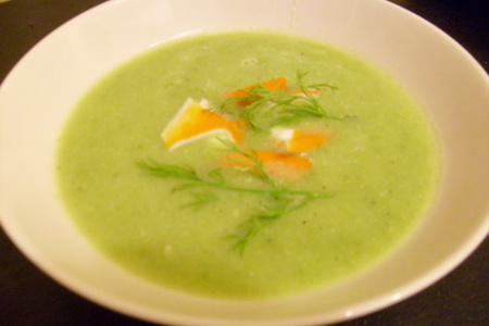 Фото к рецепту: Гороховый суп на рыбном бульоне с крабовым мясом