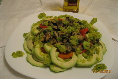 Фото к рецепту: Салат из копченых мидий с зеленым соусом