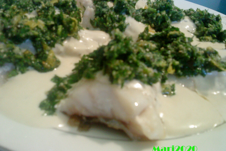 Фото к рецепту: Рыба с зеленью в соусе из тхины со сливками
