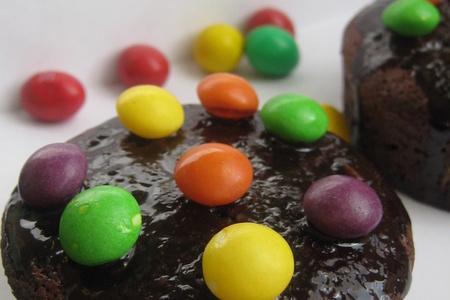 Фото к рецепту: Шоколадные маффины с кокосовой начинкой