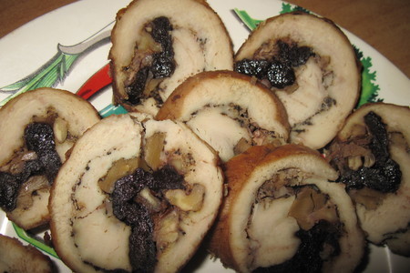 Фото к рецепту: Куриный рулетик с черносливом и грецкими орехами