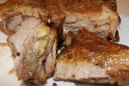 Фото к рецепту: Мясо запечённое в винно-перечном маринаде и горчице