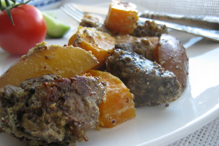 Фото к рецепту: Мясо  запечённое с овощами в горчичном соусе.