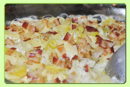 Фото к рецепту: Запеканка с картофелем, луком-пореем и беконом