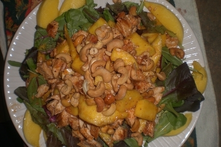 Куриный салатик с манго и поджариными орешками кешью