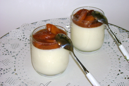 Панна-котта с йогуртом и айвовым соусом