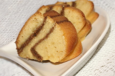 Фото к рецепту: Пирог с яблочным пюре и ореховой прослойкой