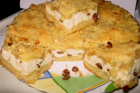 Фото к рецепту: Творожный пирог с изюмом и яблоком