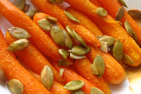 Фото к рецепту: Морковь запеченая с тыквенными семечками