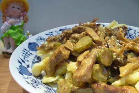 Фото к рецепту: Шпетцле (spätzle) с огуречно-грибным соусом