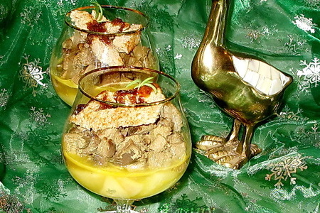 Фото к рецепту: Новогодний подарок от матушки гусыни (закуска из гусиной печенки с карамелизированной грушей)