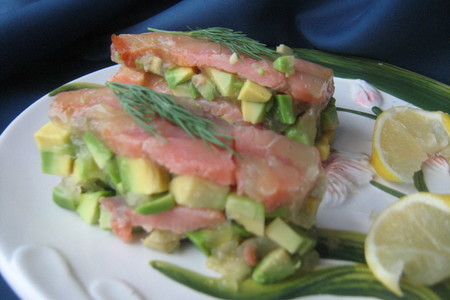 Фото к рецепту: Террин из авокадо и красной рыбы.