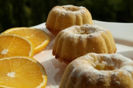 Фото к рецепту: Апельсиновые кексы с кокосовой стружкой