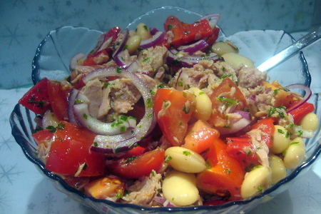 Фото к рецепту: Зимний салат с тунцом и белой фасолью