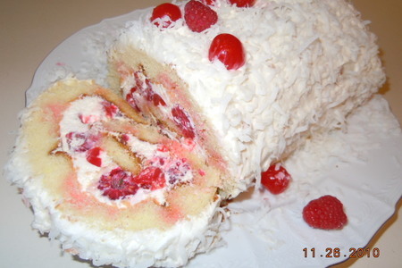 Новогодний торт-рулет ягоды на снегу