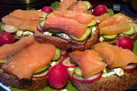 Датский открытый рыбный сэндвич
