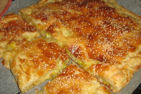 Фото к рецепту: Пирог с луком-пореем  и пармезаном.