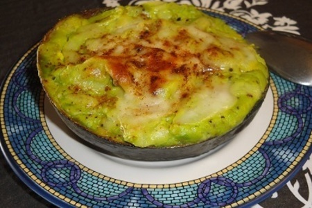 Фото к рецепту: Запечённые авокадо с креветками